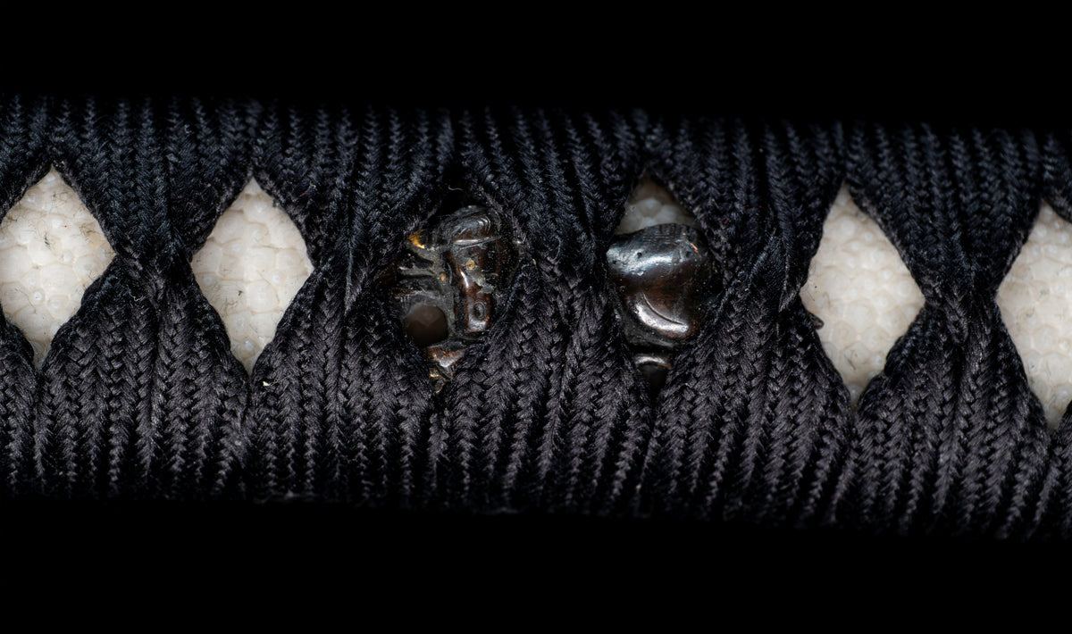 Antiker japanischer katana aus der Muromachi-Epoche, Kaifu zugeschrieben, mit durchbrochenem Eisen-Sukashi tsuba und Shakudō-Figuren fuchi-kashira - NBTHK Hozon