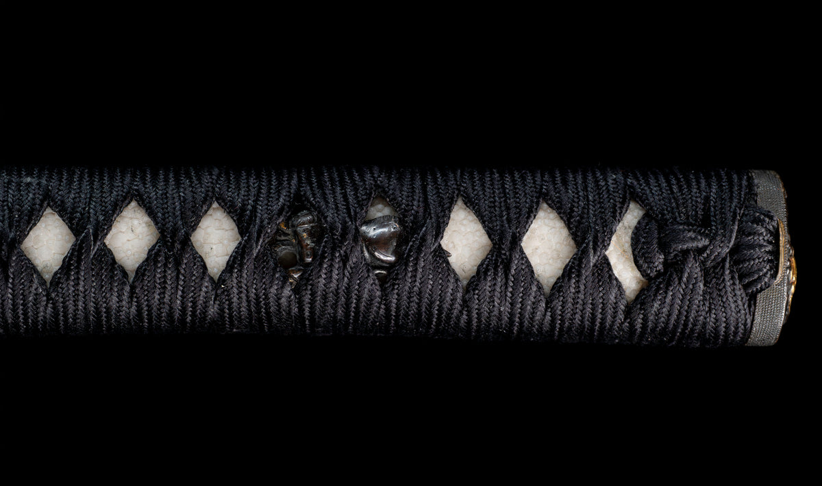 Antiker japanischer katana aus der Muromachi-Epoche, Kaifu zugeschrieben, mit durchbrochenem Eisen-Sukashi tsuba und Shakudō-Figuren fuchi-kashira - NBTHK Hozon