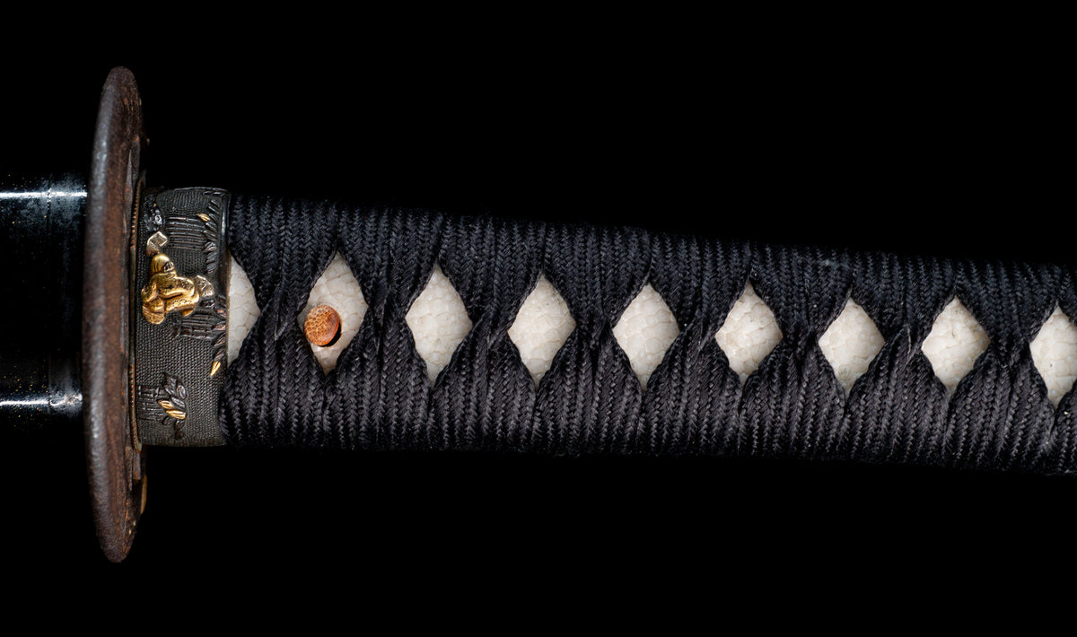 Antiker japanischer katana aus der Muromachi-Epoche, Kaifu zugeschrieben, mit durchbrochenem Eisen-Sukashi tsuba und Shakudō-Figuren fuchi-kashira - NBTHK Hozon