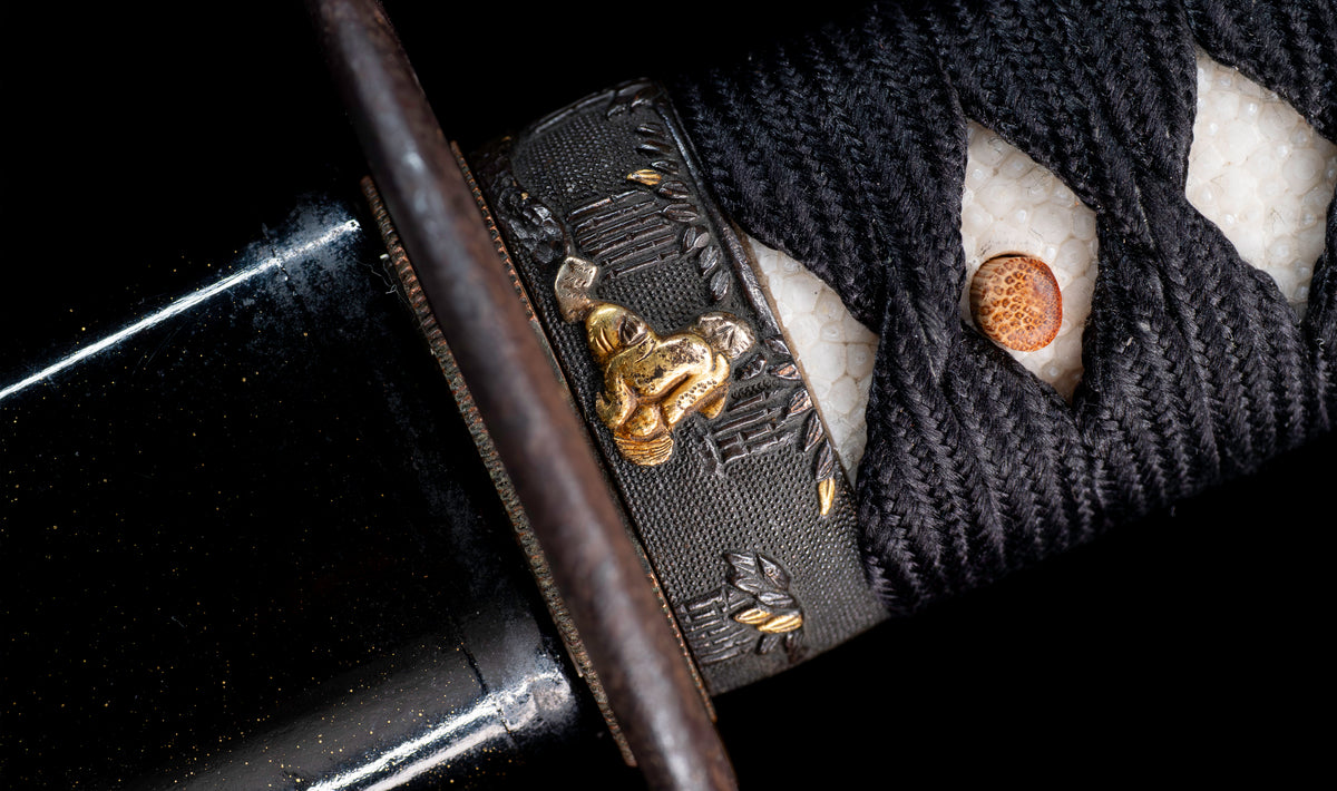 Antiker japanischer katana aus der Muromachi-Epoche, Kaifu zugeschrieben, mit durchbrochenem Eisen-Sukashi tsuba und Shakudō-Figuren fuchi-kashira - NBTHK Hozon