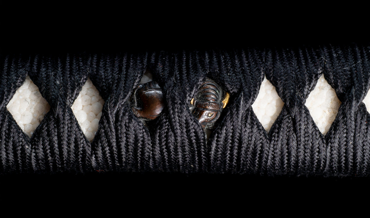 Antiker japanischer katana aus der Muromachi-Epoche, Kaifu zugeschrieben, mit durchbrochenem Eisen-Sukashi tsuba und Shakudō-Figuren fuchi-kashira - NBTHK Hozon