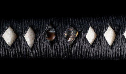 Antiker japanischer katana aus der Muromachi-Epoche, Kaifu zugeschrieben, mit durchbrochenem Eisen-Sukashi tsuba und Shakudō-Figuren fuchi-kashira - NBTHK Hozon