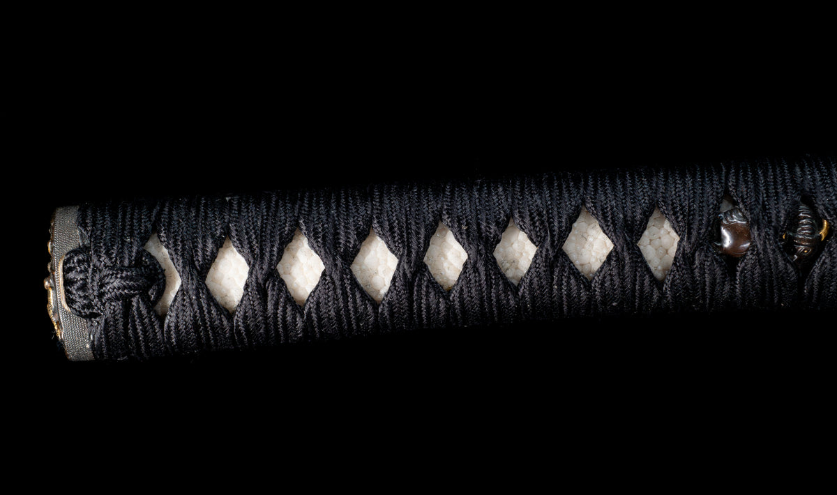 Antiker japanischer katana aus der Muromachi-Epoche, Kaifu zugeschrieben, mit durchbrochenem Eisen-Sukashi tsuba und Shakudō-Figuren fuchi-kashira - NBTHK Hozon