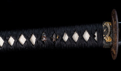 Antiker japanischer katana aus der Muromachi-Epoche, Kaifu zugeschrieben, mit durchbrochenem Eisen-Sukashi tsuba und Shakudō-Figuren fuchi-kashira - NBTHK Hozon