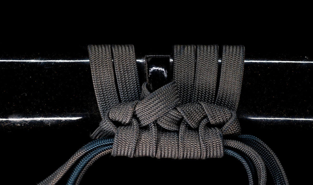 Antiker japanischer katana aus der Muromachi-Epoche, Kaifu zugeschrieben, mit durchbrochenem Eisen-Sukashi tsuba und Shakudō-Figuren fuchi-kashira - NBTHK Hozon