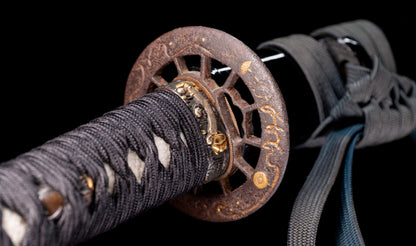 Antiker japanischer katana aus der Muromachi-Epoche, Kaifu zugeschrieben, mit durchbrochenem Eisen-Sukashi tsuba und Shakudō-Figuren fuchi-kashira - NBTHK Hozon