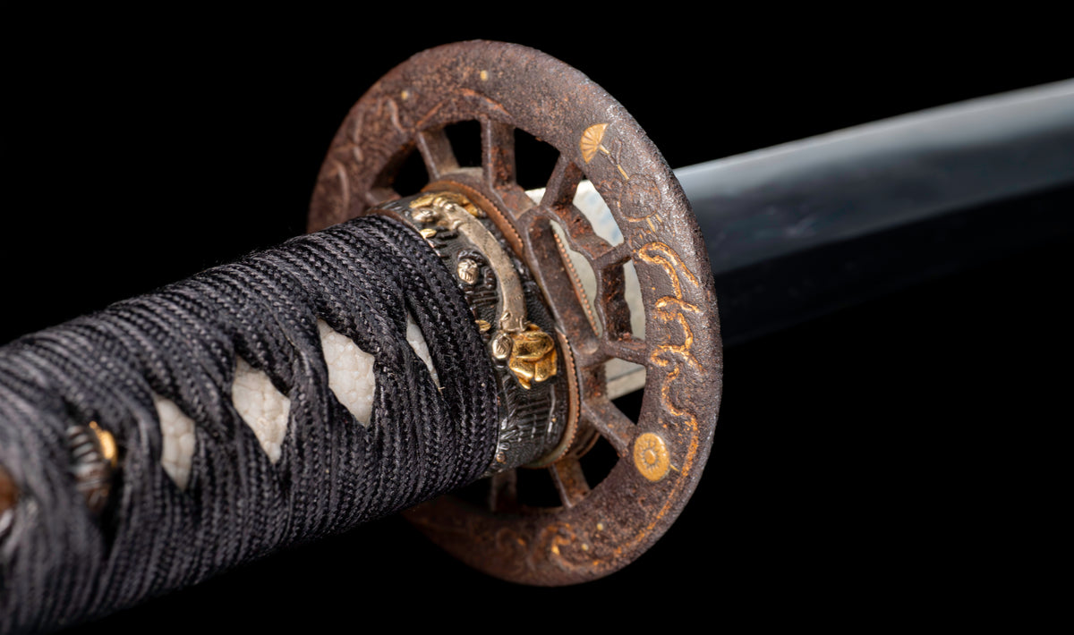 Antiker japanischer katana aus der Muromachi-Epoche, Kaifu zugeschrieben, mit durchbrochenem Eisen-Sukashi tsuba und Shakudō-Figuren fuchi-kashira - NBTHK Hozon