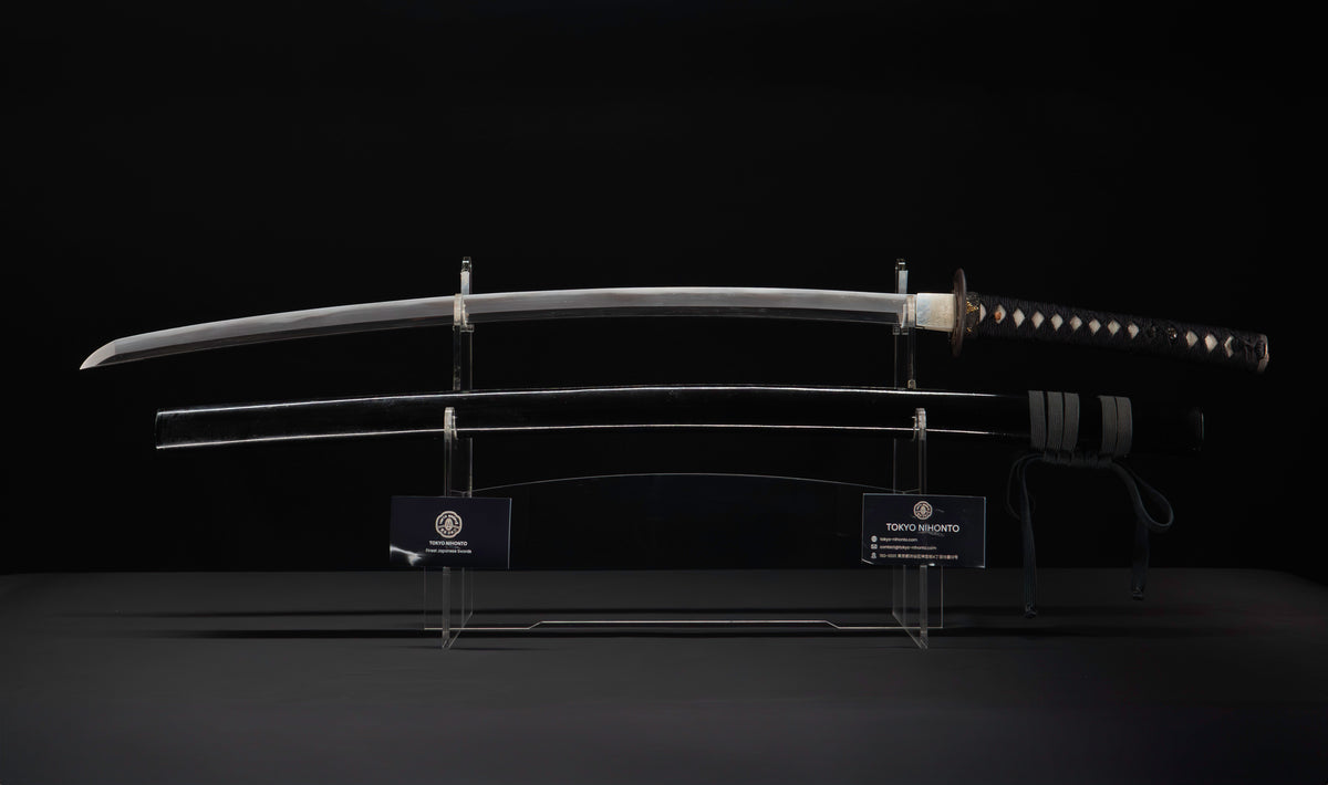 Antiker japanischer katana aus der Muromachi-Epoche, Kaifu zugeschrieben, mit durchbrochenem Eisen-Sukashi tsuba und Shakudō-Figuren fuchi-kashira - NBTHK Hozon