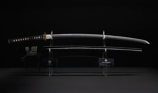 Katana japonais antique de la période Muromachi attribué à Kaifu, tsuba sukashi en fer incrusté et fuchi-kashira en shakudō à personnages - NBTHK Hozon