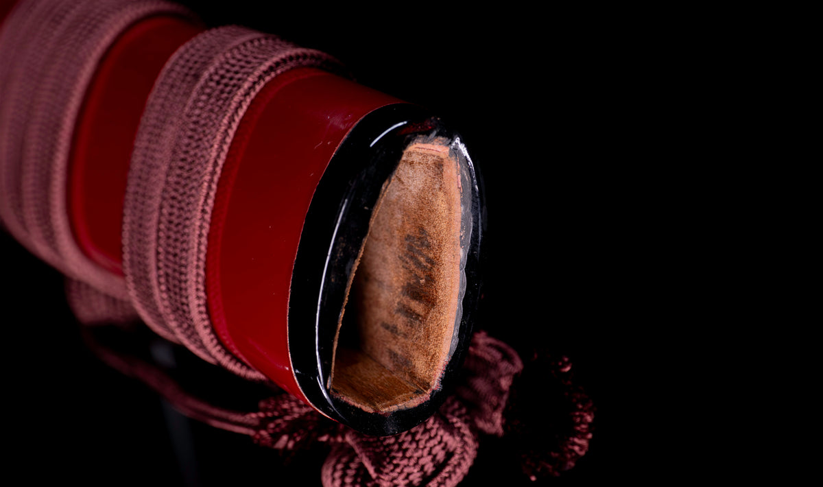 Antiker japanischer katana mit notare-gunome hamon, vergoldeten Drachenfiguren-menuki und roter Lackierter saya — Edo-Periode