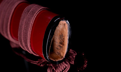 Antiker japanischer katana mit notare-gunome hamon, vergoldeten Drachenfiguren-menuki und roter Lackierter saya — Edo-Periode