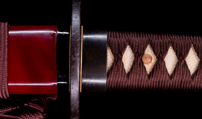 Antiker japanischer katana mit notare-gunome hamon, vergoldeten Drachenfiguren-menuki und roter Lackierter saya — Edo-Periode