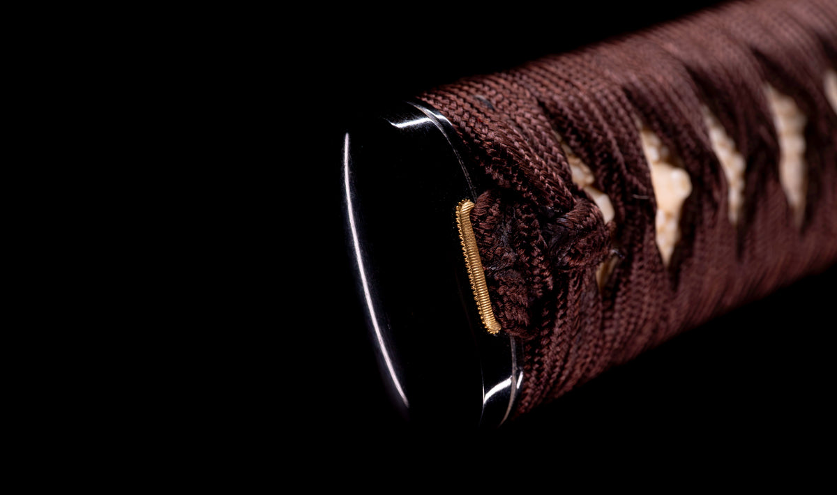 Antiker japanischer katana mit notare-gunome hamon, vergoldeten Drachenfiguren-menuki und roter Lackierter saya — Edo-Periode