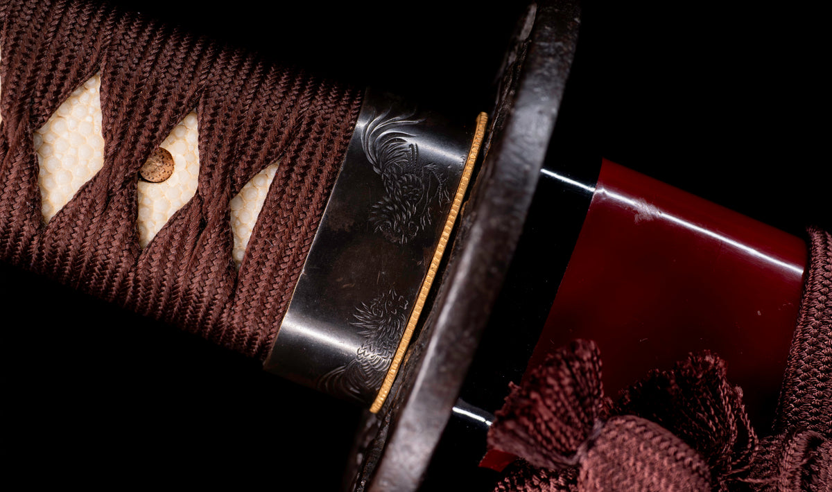 Antiker japanischer katana mit notare-gunome hamon, vergoldeten Drachenfiguren-menuki und roter Lackierter saya — Edo-Periode