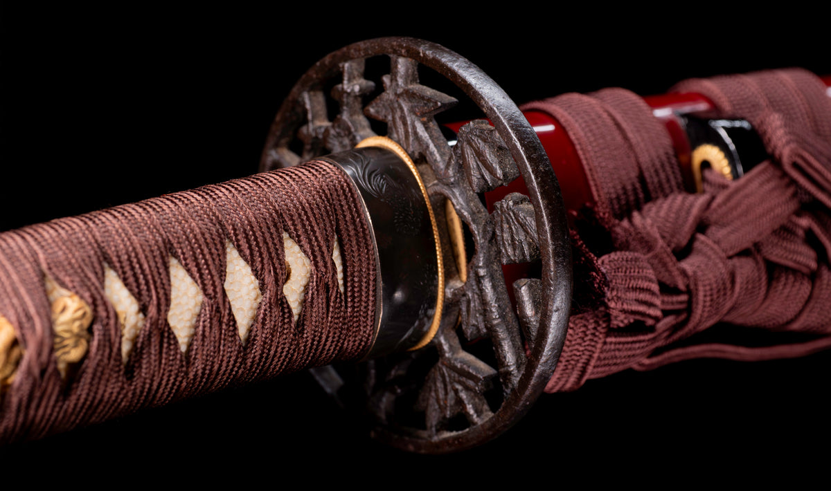 Antiker japanischer katana mit notare-gunome hamon, vergoldeten Drachenfiguren-menuki und roter Lackierter saya — Edo-Periode