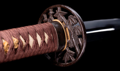Antiker japanischer katana mit notare-gunome hamon, vergoldeten Drachenfiguren-menuki und roter Lackierter saya — Edo-Periode