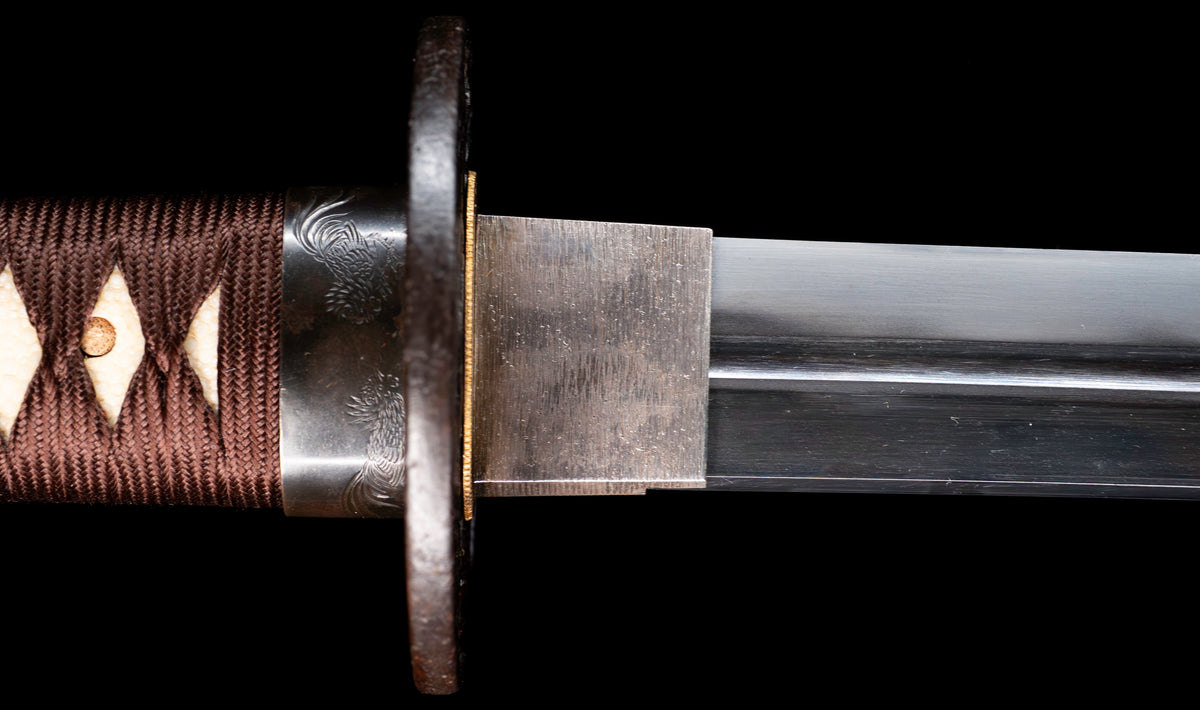 Antiker japanischer katana mit notare-gunome hamon, vergoldeten Drachenfiguren-menuki und roter Lackierter saya — Edo-Periode