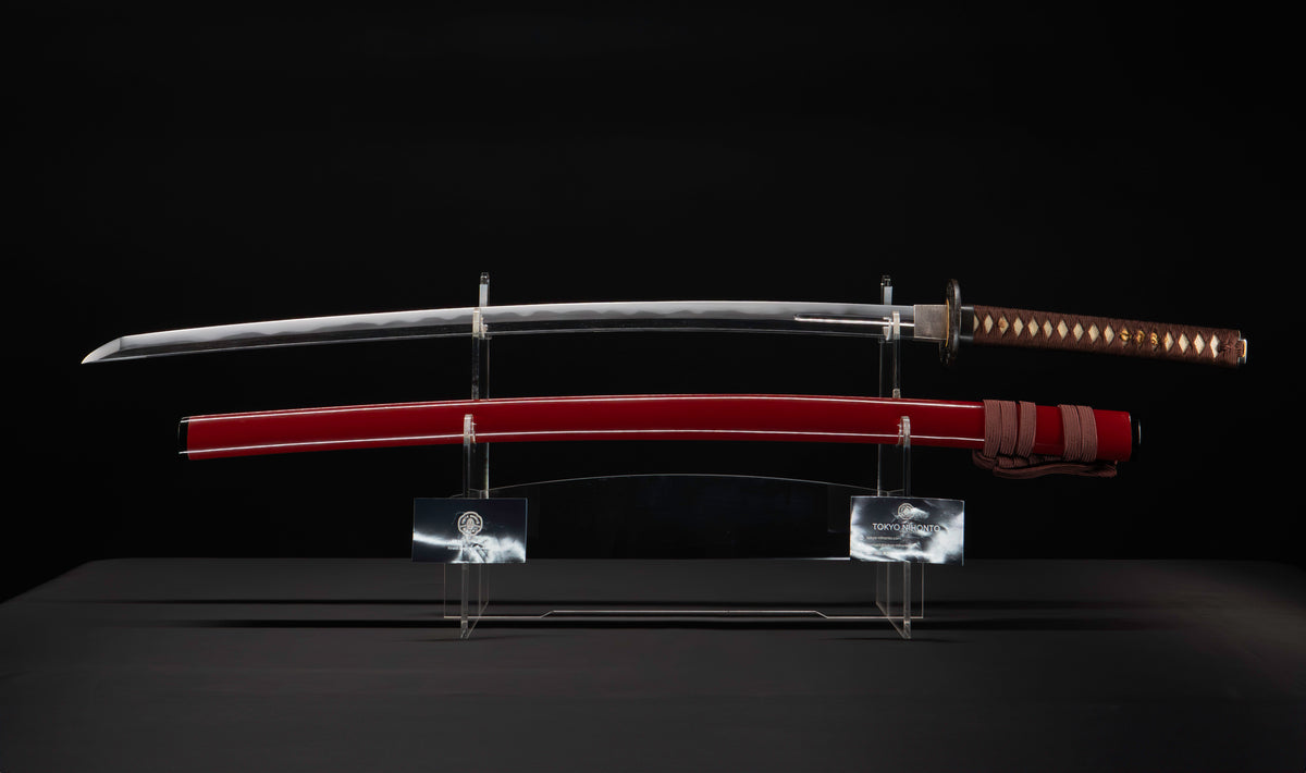 Antiker japanischer katana mit notare-gunome hamon, vergoldeten Drachenfiguren-menuki und roter Lackierter saya — Edo-Periode