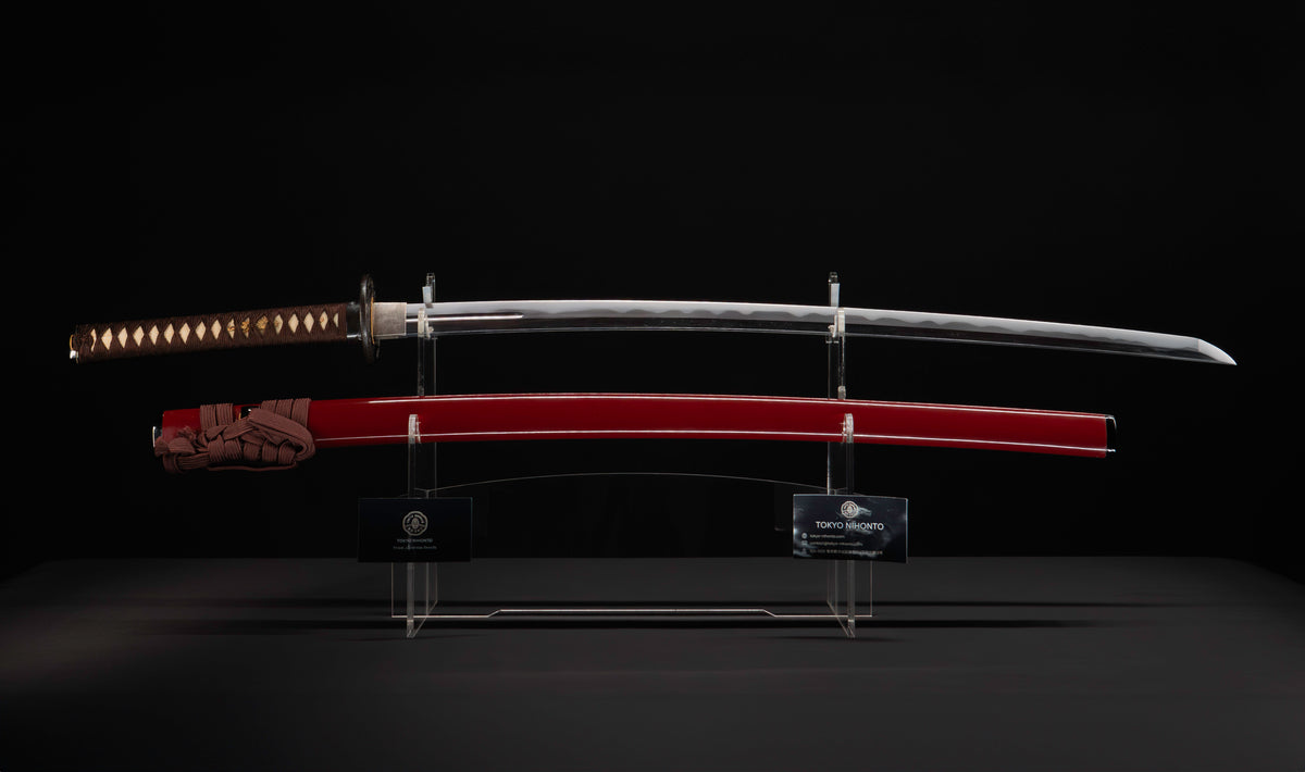 Antiker japanischer katana mit notare-gunome hamon, vergoldeten Drachenfiguren-menuki und roter Lackierter saya — Edo-Periode