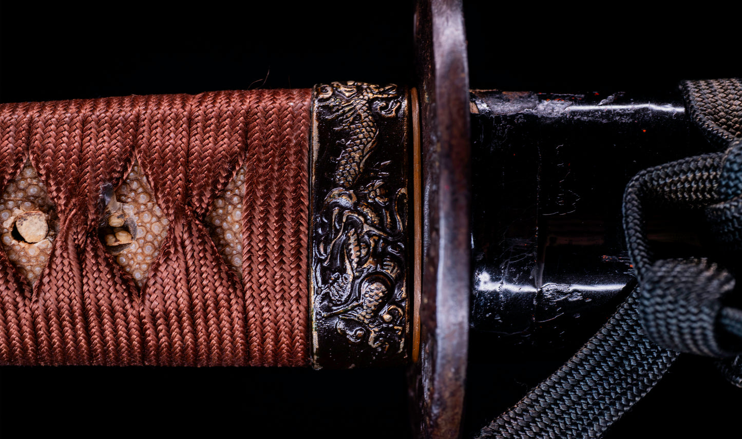 Katana japonesa antigua firmada Kojima Katsumasa con tsuba de hierro tipo paisaje
