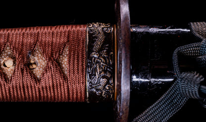 Katana japonesa antigua firmada Kojima Katsumasa con tsuba de hierro tipo paisaje