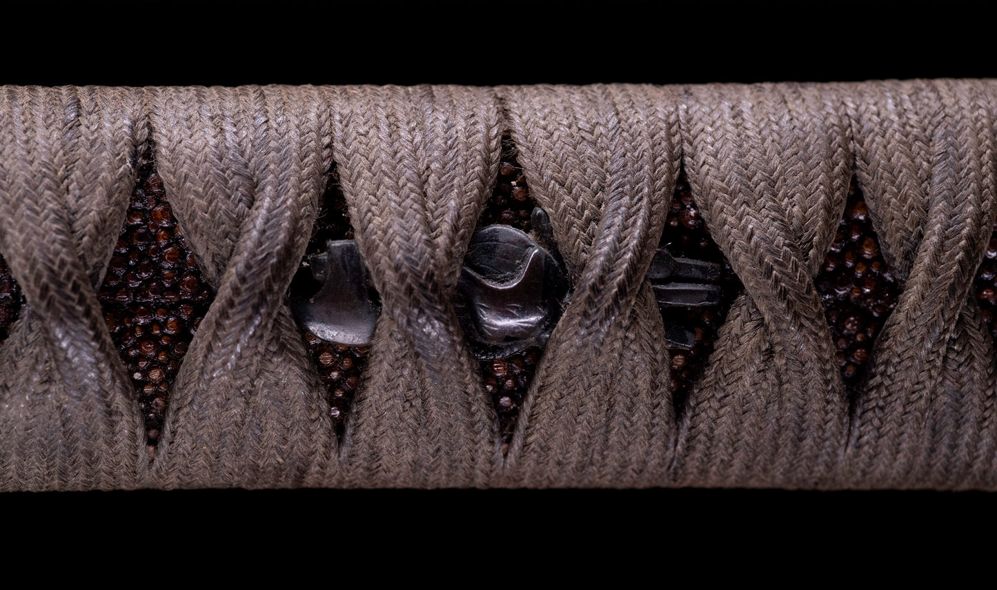 Katana japonesa antigua, tsuba Ave acuática firmado Awataguchi