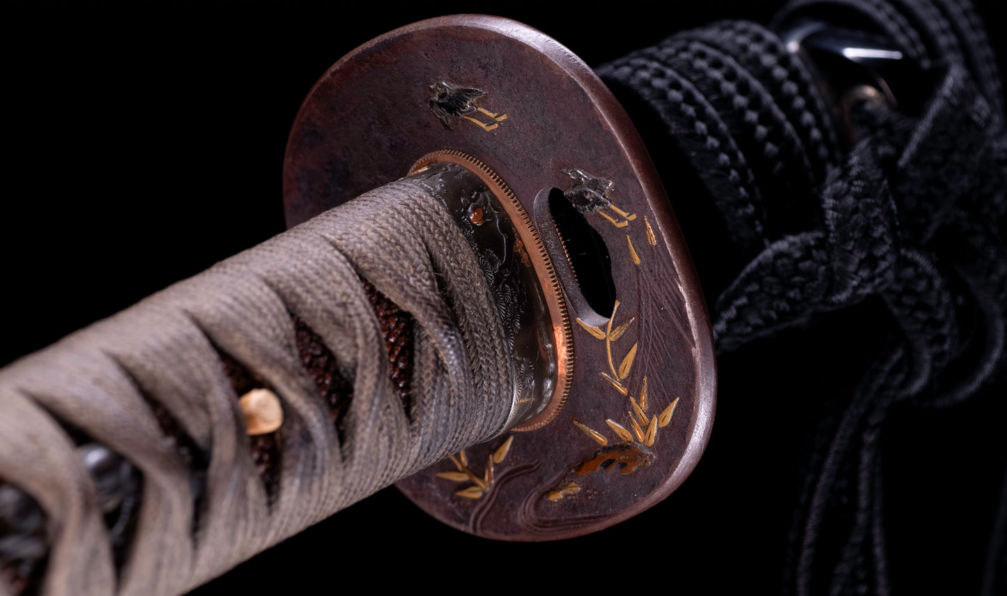 Katana japonesa antigua, tsuba Ave acuática firmado Awataguchi