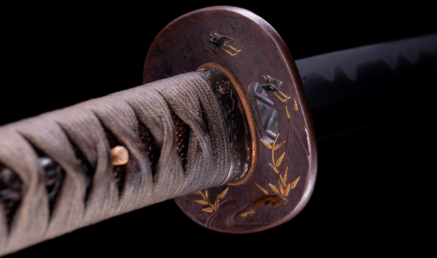 Katana japonesa antigua, tsuba Ave acuática firmado Awataguchi