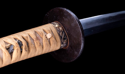 Katana japonesa antigua de Kaifu con doble Hozon y tsuba Gunbai de Myōchin