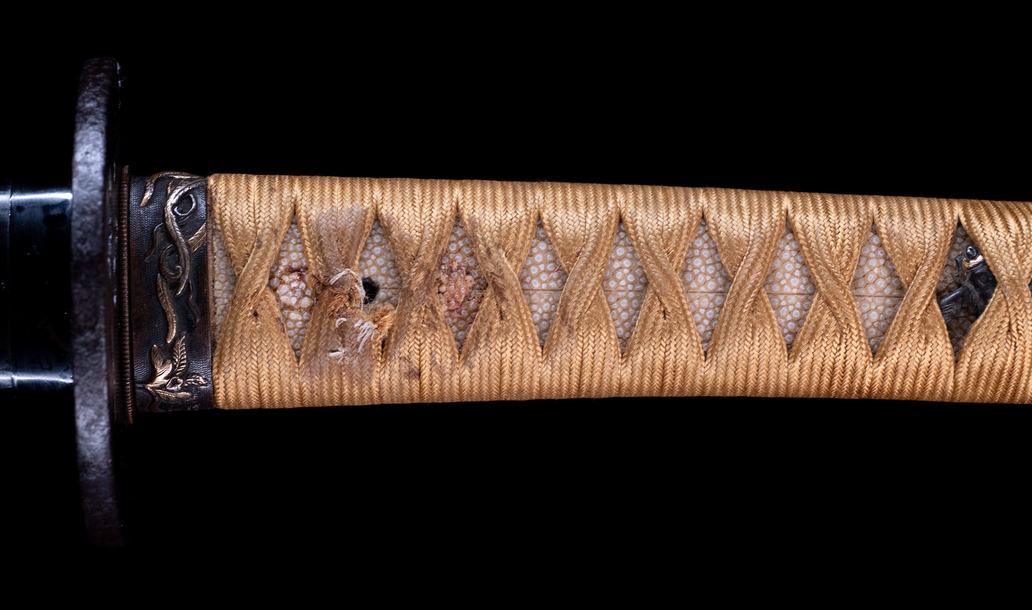 Katana japonesa antigua de Kaifu con doble Hozon y tsuba Gunbai de Myōchin