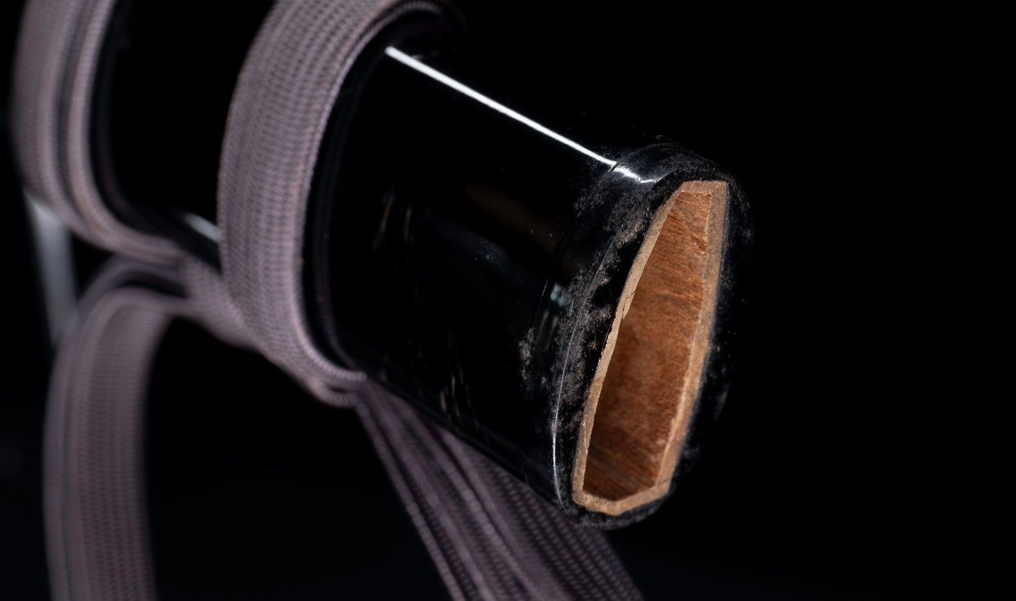 Antiker japanischer Katana mit Gunome Hamon und schwarzem Roiro Koshirae von Ichimune Nagamitsu