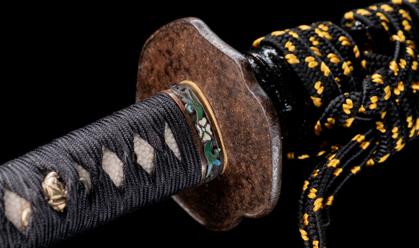 Katana antique japonais par Tanba-no-kami Terukado avec saya à laque dorée, tsuba en fer mokkō et hamon notare - NBTHK Hozon