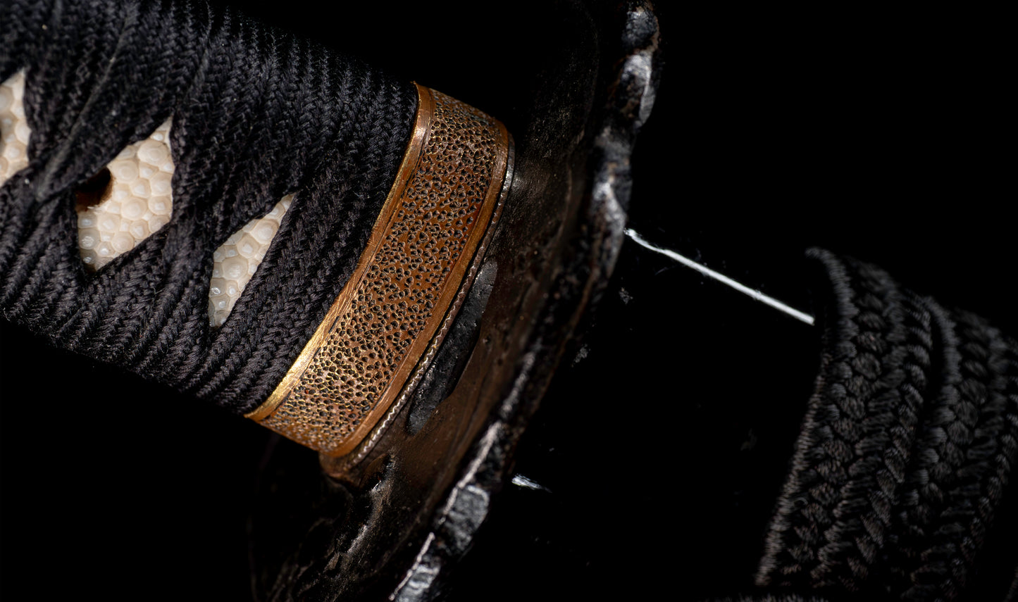 Katana japonais antique, signé Jumyo à lame ubu avec koshirae noir roiro - NBTHK Hozon