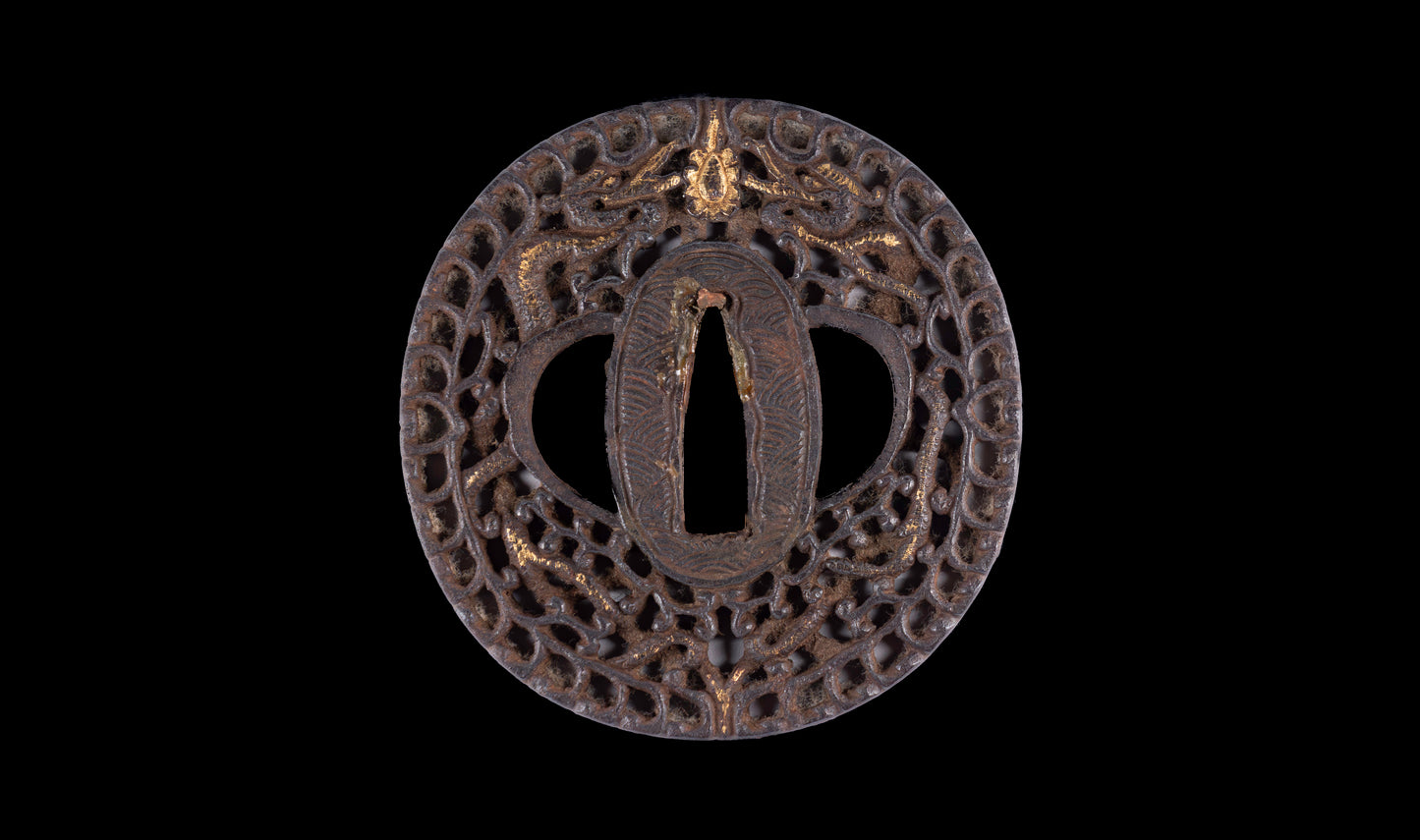 Antiguo katana japonés con hamon gunome, tsuba de hierro namban y menuki karashishi dorados atribuido a Taira Takada - NBTHK Hozon
