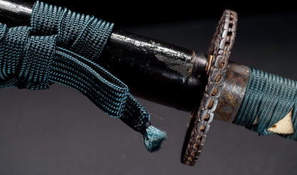 Antiguo katana japonés con hamon gunome, tsuba de hierro namban y menuki karashishi dorados atribuido a Taira Takada - NBTHK Hozon