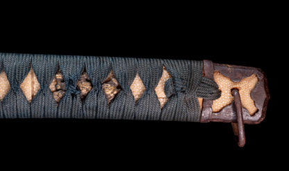Antiguo katana japonés con hamon gunome, tsuba de hierro namban y menuki karashishi dorados atribuido a Taira Takada - NBTHK Hozon