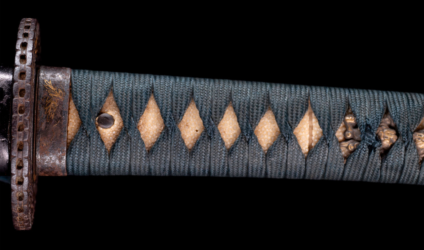 Antiguo katana japonés con hamon gunome, tsuba de hierro namban y menuki karashishi dorados atribuido a Taira Takada - NBTHK Hozon