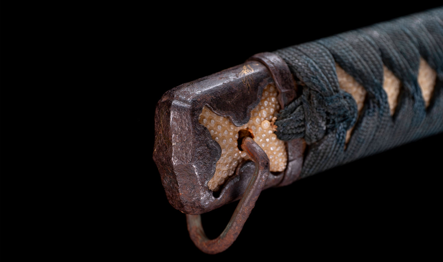 Antiguo katana japonés con hamon gunome, tsuba de hierro namban y menuki karashishi dorados atribuido a Taira Takada - NBTHK Hozon