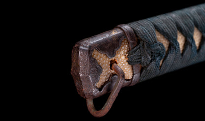 Antiguo katana japonés con hamon gunome, tsuba de hierro namban y menuki karashishi dorados atribuido a Taira Takada - NBTHK Hozon