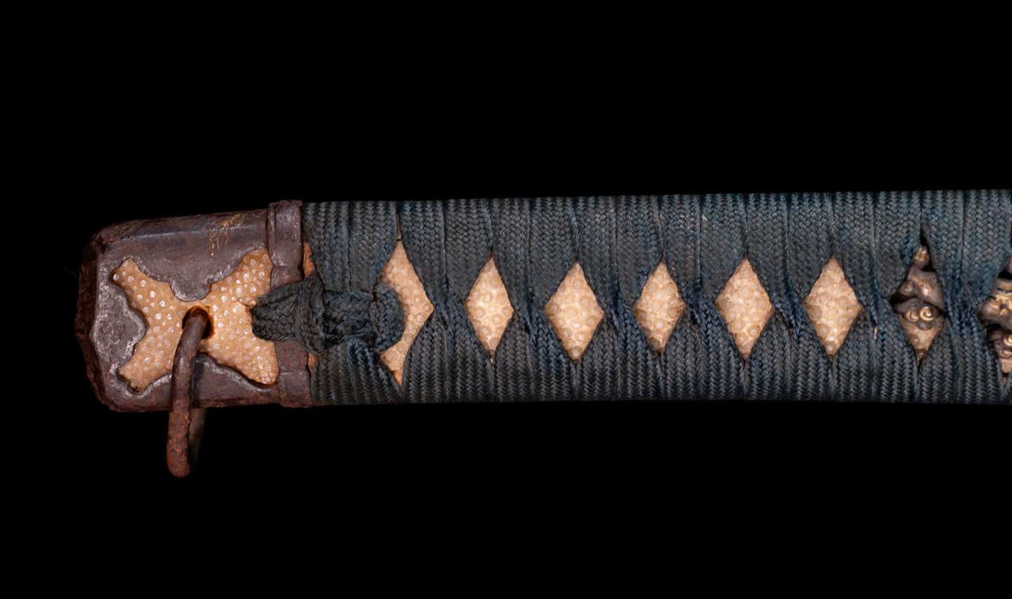 Antiguo katana japonés con hamon gunome, tsuba de hierro namban y menuki karashishi dorados atribuido a Taira Takada - NBTHK Hozon