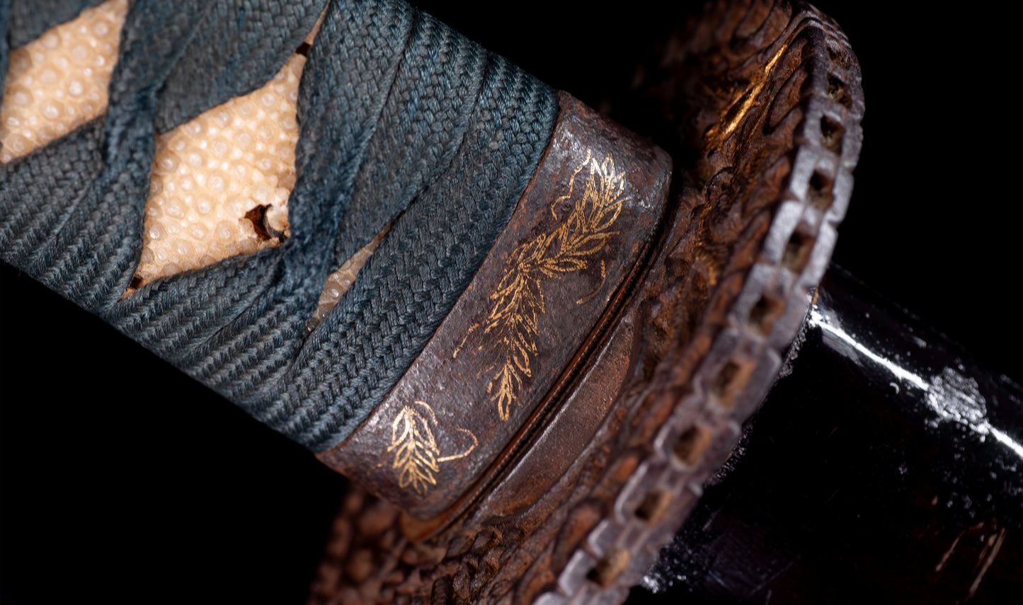 Antiguo katana japonés con hamon gunome, tsuba de hierro namban y menuki karashishi dorados atribuido a Taira Takada - NBTHK Hozon