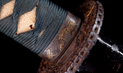Antiguo katana japonés con hamon gunome, tsuba de hierro namban y menuki karashishi dorados atribuido a Taira Takada - NBTHK Hozon