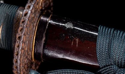 Antiguo katana japonés con hamon gunome, tsuba de hierro namban y menuki karashishi dorados atribuido a Taira Takada - NBTHK Hozon