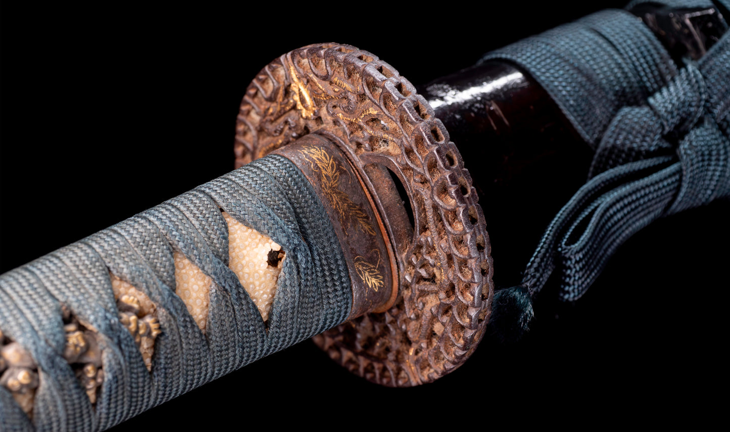 Antiguo katana japonés con hamon gunome, tsuba de hierro namban y menuki karashishi dorados atribuido a Taira Takada - NBTHK Hozon