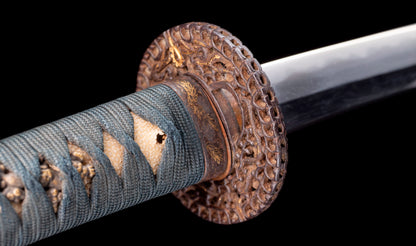 Antiguo katana japonés con hamon gunome, tsuba de hierro namban y menuki karashishi dorados atribuido a Taira Takada - NBTHK Hozon