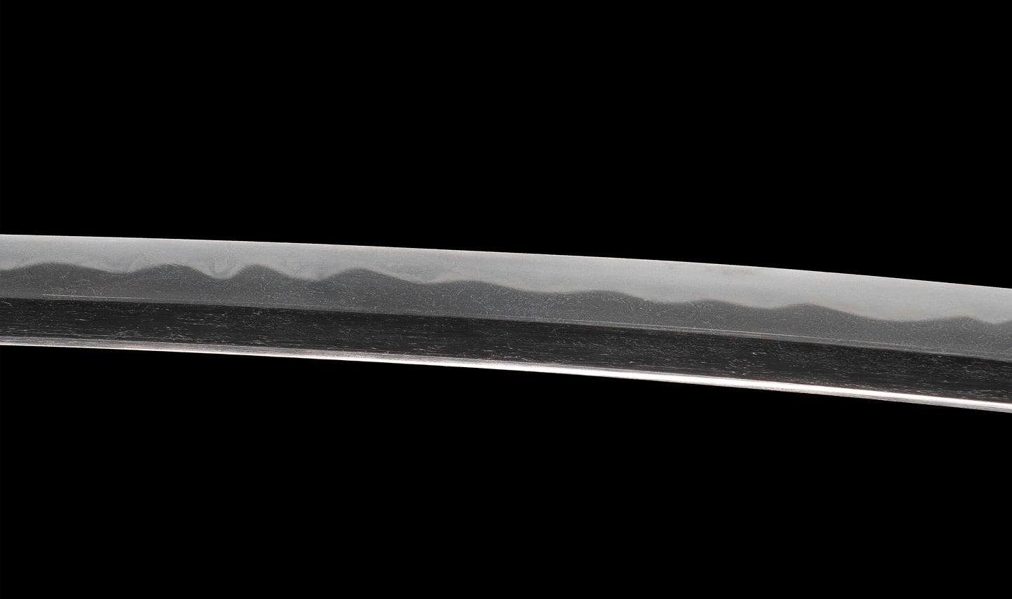 Antiguo katana japonés con hamon gunome, tsuba de hierro namban y menuki karashishi dorados atribuido a Taira Takada - NBTHK Hozon
