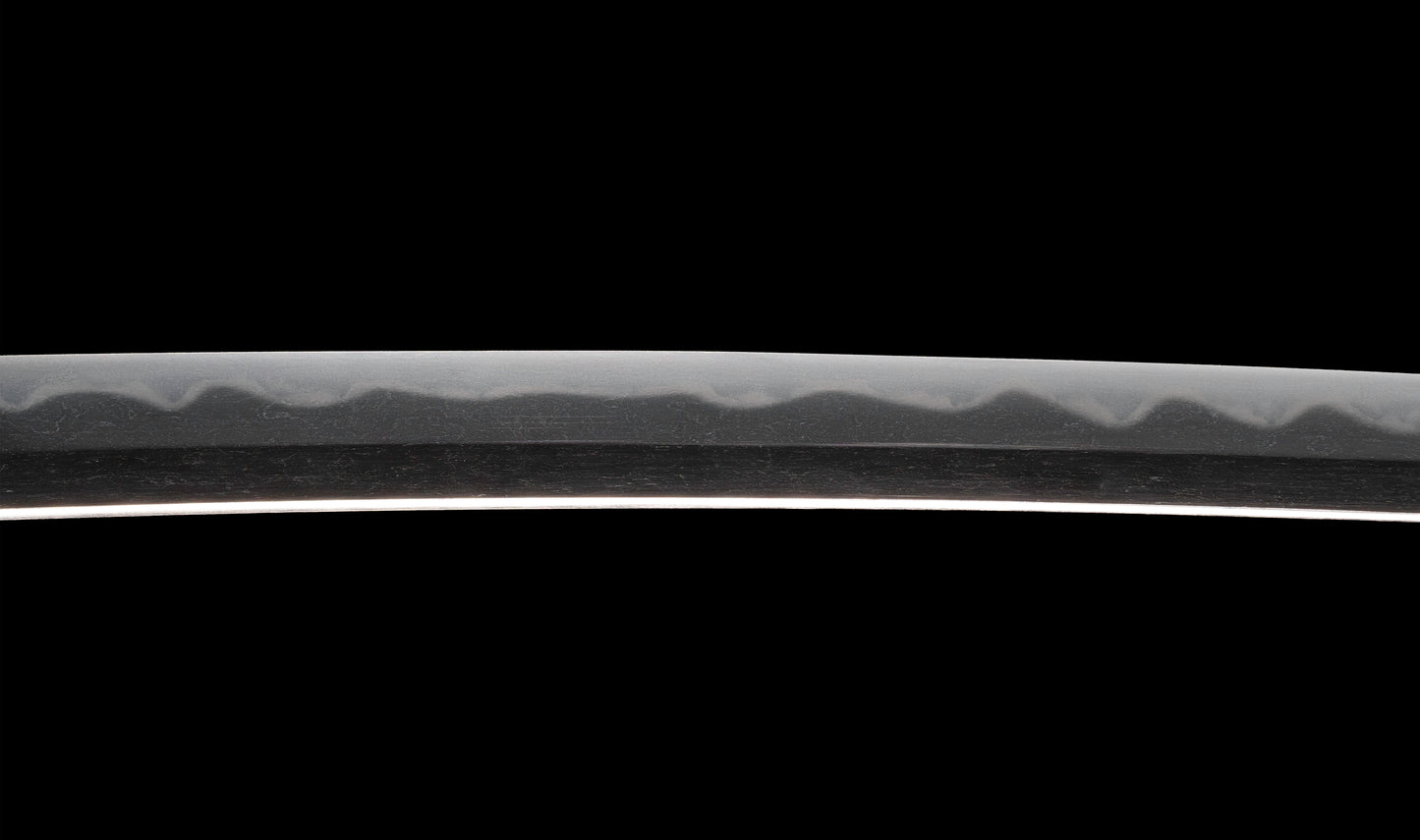Antiguo katana japonés con hamon gunome, tsuba de hierro namban y menuki karashishi dorados atribuido a Taira Takada - NBTHK Hozon