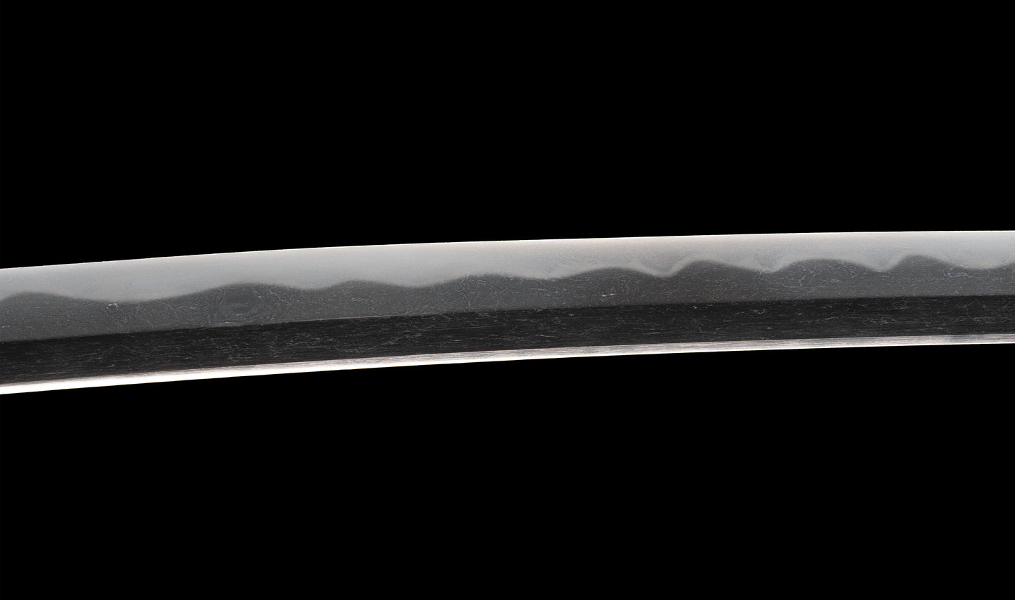 Antiguo katana japonés con hamon gunome, tsuba de hierro namban y menuki karashishi dorados atribuido a Taira Takada - NBTHK Hozon