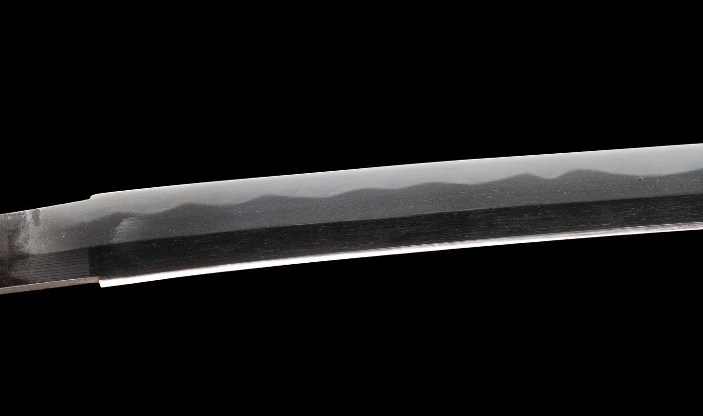 Antiguo katana japonés con hamon gunome, tsuba de hierro namban y menuki karashishi dorados atribuido a Taira Takada - NBTHK Hozon