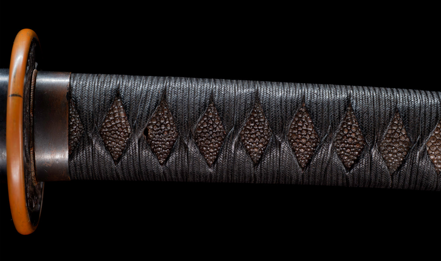 Katana antiguo japonés de la época Muromachi con nakago suriage, saya con laca ishime y kojiri de cuerno calado tipo inome
